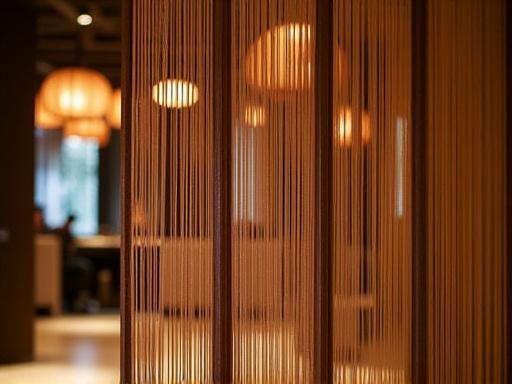 京都のブティックホテルのロビーに飾られた組紐のパーティション。